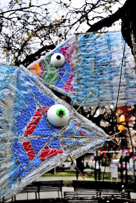 2 têtes de poissons réalisées en bouteilles de plastique recyclées